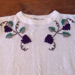 Vintage Hand embroidered knit sweater. White. Size M